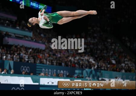 Parigi, fra. 5 agosto 2024. Yaqin Zhou della Cina partecipa alla finale di ginnastica femminile Balance Beam alle Olimpiadi estive di Parigi 2024, alla Bercy Arena di Parigi, in Francia, il 5 agosto 2024. (Foto di Anthony Behar/Sipa USA) credito: SIPA USA/Alamy Live News Foto Stock