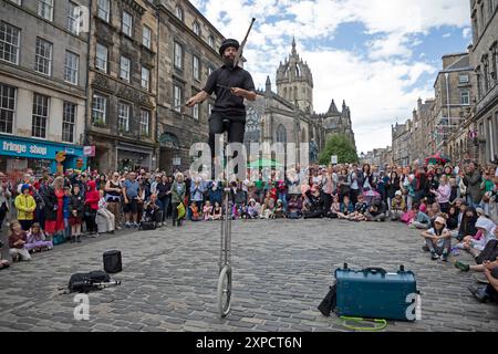 Edinburgh Festival Fringe First WEEK, Scozia, Regno Unito. 5 agosto 2024. Il Royal Mile è occupato ma non è troppo affollato con persone in cerca di spettacoli di strada da parte dei vari artisti che viaggiano da tutto il mondo per esibirsi nelle strade della capitale. Nella foto: Il Circus Patrick si destreggia nel Royal Mile. Credito: Arch White/alamy notizie dal vivo. Foto Stock