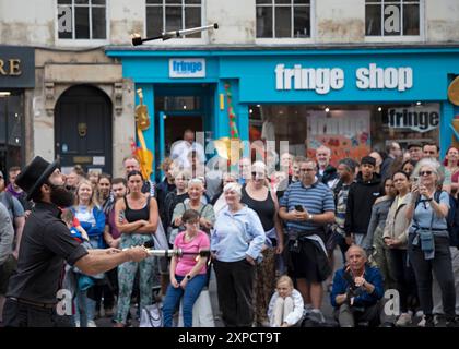 Edinburgh Festival Fringe First WEEK, Scozia, Regno Unito. 5 agosto 2024. Il Royal Mile è occupato ma non è troppo affollato con persone in cerca di spettacoli di strada da parte dei vari artisti che viaggiano da tutto il mondo per esibirsi nelle strade della capitale. Nella foto: Il Circus Patrick si destreggia nel Royal Mile. Credito: Arch White/alamy notizie dal vivo. Foto Stock