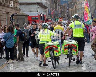 Edinburgh Festival Fringe First WEEK, Scozia, Regno Unito. 5 agosto 2024. Il Royal Mile è occupato ma non è troppo affollato con persone in cerca di spettacoli di strada da parte dei vari artisti che viaggiano da tutto il mondo per esibirsi nelle strade della capitale. Credito: Arch White/alamy notizie dal vivo. Foto Stock