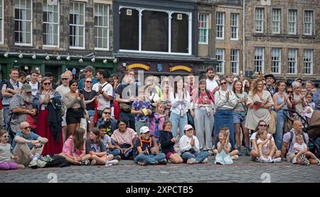 Edinburgh Festival Fringe First WEEK, Scozia, Regno Unito. 5 agosto 2024. Il Royal Mile è occupato ma non è troppo affollato con persone in cerca di spettacoli di strada da parte dei vari artisti che viaggiano da tutto il mondo per esibirsi nelle strade della capitale. Credito: Arch White/alamy notizie dal vivo. Foto Stock