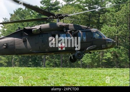 Team medico su un Sikorsky HH-60M MEDEVAC Black Hawk Helicopter atterrando per aiutare un paracadutista ferito nella dropzone durante il Leapfest 2024. Leapfest Foto Stock