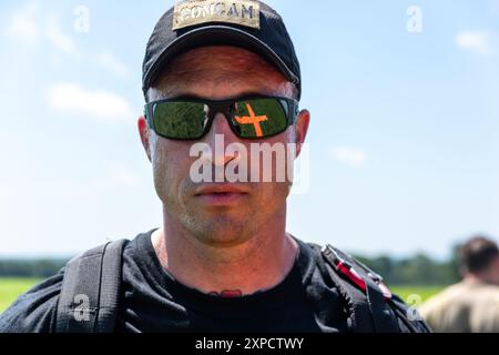 982nd Combat camera Company sulla dropzone al Leapfest 2024. Leapfest è un evento sponsorizzato dal National Guard Bureau, sviluppato per la prima volta nel 1982 dal 19t Foto Stock