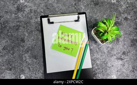 Il concetto di ciò che è importante per te? Scrivere su appunti adesivi isolati su un tavolo di legno. Foto Stock