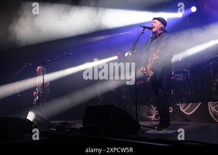 Mark Chadwick dei The Levellers che si esibiscono al Wickham festival, Hampshire, Regno Unito. 4 agosto 2024 Foto Stock