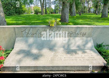 MINNEAPOLIS, Minnesota, USA - 3 AGOSTO 2024: Hubert Humphrey memoria presso lo storico cimitero di Lakewood. Foto Stock