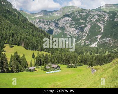 Questa immagine nella valle Obernbergtal di fienili, non è lontana dalla città di Steinach am Brenner, situata sulla vecchia strada del Brennero Foto Stock