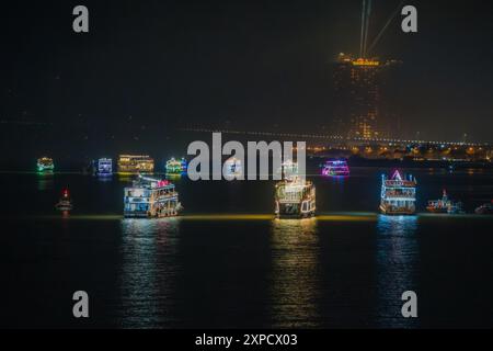 Città di da Nang, Vietnam - 13 luglio 2024: Barche turistiche sul fiume Han, a pochi metri dal Ponte del Drago nella città di da Nang, Vietnam. Concetto di viaggio e paesaggio Foto Stock