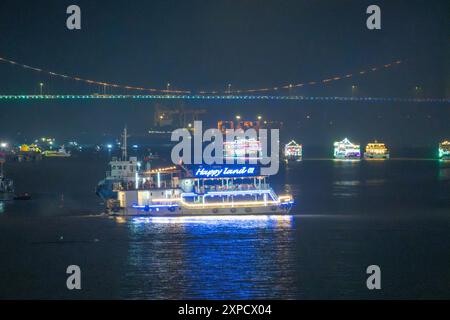 Città di da Nang, Vietnam - 13 luglio 2024: Barche turistiche sul fiume Han, a pochi metri dal Ponte del Drago nella città di da Nang, Vietnam. Concetto di viaggio e paesaggio Foto Stock