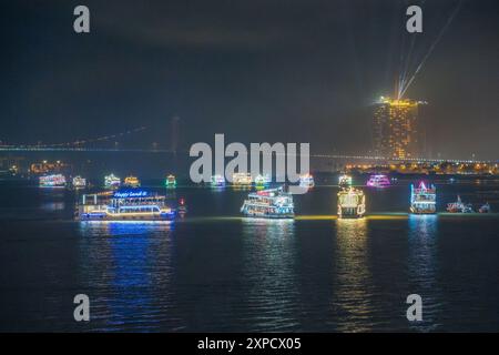 Città di da Nang, Vietnam - 13 luglio 2024: Barche turistiche sul fiume Han, a pochi metri dal Ponte del Drago nella città di da Nang, Vietnam. Concetto di viaggio e paesaggio Foto Stock