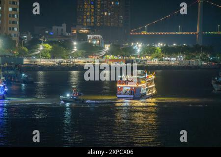 Città di da Nang, Vietnam - 13 luglio 2024: Barche turistiche sul fiume Han, a pochi metri dal Ponte del Drago nella città di da Nang, Vietnam. Concetto di viaggio e paesaggio Foto Stock