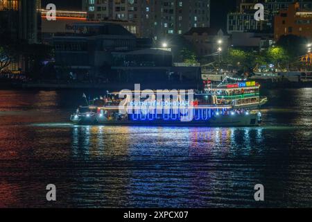 Città di da Nang, Vietnam - 13 luglio 2024: Barche turistiche sul fiume Han, a pochi metri dal Ponte del Drago nella città di da Nang, Vietnam. Concetto di viaggio e paesaggio Foto Stock