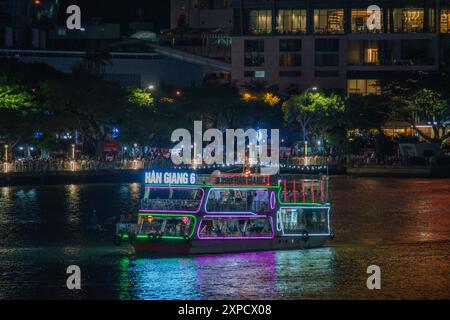 Città di da Nang, Vietnam - 13 luglio 2024: Barche turistiche sul fiume Han, a pochi metri dal Ponte del Drago nella città di da Nang, Vietnam. Concetto di viaggio e paesaggio Foto Stock