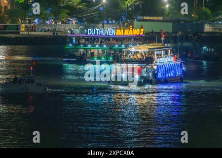 Città di da Nang, Vietnam - 13 luglio 2024: Barche turistiche sul fiume Han, a pochi metri dal Ponte del Drago nella città di da Nang, Vietnam. Concetto di viaggio e paesaggio Foto Stock