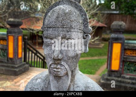 Statue di mandarino in pietra scolpita custodiscono il mausoleo dell'imperatore tu Doc, uno dei passati imperatori vietnamiti a Hue, nel Vietnam centrale Foto Stock