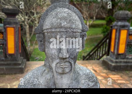 Statue di mandarino in pietra scolpita custodiscono il mausoleo dell'imperatore tu Doc, uno dei passati imperatori vietnamiti a Hue, nel Vietnam centrale Foto Stock