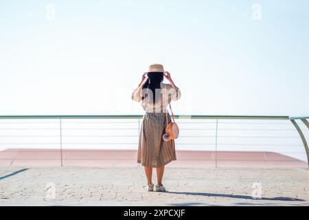 Smooth Focus, Una giovane turista asiatica, è felice di passeggiare per la Thailandia da sola, ammirando lo splendido e unico paesaggio della Thailandia. Il concetto Foto Stock