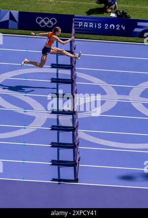 Parigi, Ile de France, Francia. 4 agosto 2024. Femke Bol (NED) dei Paesi Bassi, partecipa alla prima gara di ostacoli di 400 m femminile allo stadio Stade de France durante le Olimpiadi estive di Parigi del 2024 a Parigi, in Francia. (Credit Image: © Walter Arce/ZUMA Press Wire) SOLO PER USO EDITORIALE! Non per USO commerciale! Foto Stock