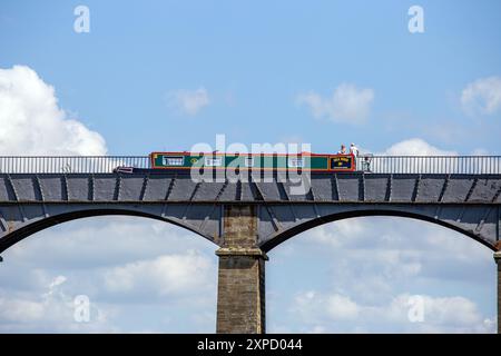 Attraversamento del canale in motoscafo alto 38 metri sopra la valle di Dee sull'acquedotto Pontcysyllte vicino a Llangollen nel Galles del Nord, un sito patrimonio dell'umanità dell'UNESCO Foto Stock