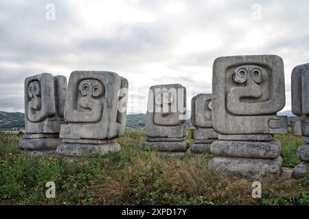 Novi Travnik, Bosnia ed Erzegovina - settembre 2023: Nekropola žrtvama fašizma u Novom Travniku è stato progettato da Bogdan Bogdanović e svelato a Th Foto Stock