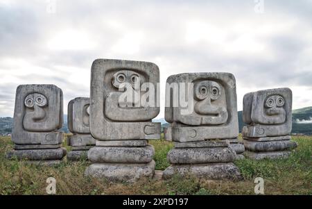 Novi Travnik, Bosnia ed Erzegovina - settembre 2023: Nekropola žrtvama fašizma u Novom Travniku è stato progettato da Bogdan Bogdanović e svelato a Th Foto Stock