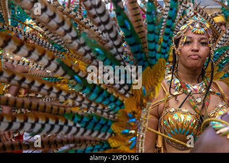 Gli artisti sono visti mentre partecipano alla Parata per adulti del Carnevale di Notting Hill nella zona ovest di Londra. Foto Stock