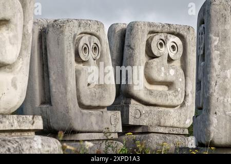 Novi Travnik, Bosnia ed Erzegovina - settembre 2023: Nekropola žrtvama fašizma u Novom Travniku è stato progettato da Bogdan Bogdanović e svelato a Th Foto Stock