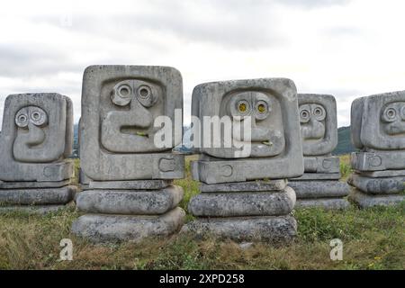 Novi Travnik, Bosnia ed Erzegovina - settembre 2023: Nekropola žrtvama fašizma u Novom Travniku è stato progettato da Bogdan Bogdanović e svelato a Th Foto Stock