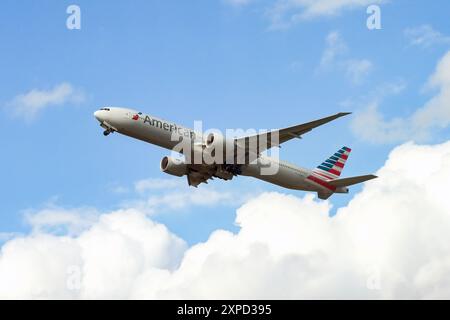 Londra, Inghilterra, Regno Unito - 28 aprile 2024: Boeing 777 323ER (registrazione N720AN) operato da American Airlines che sale dopo il decollo da Londra Heathrow Foto Stock