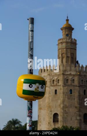 Siviglia, Spagna. 7 febbraio 2024 - colorata Street art di fronte alla torre del oro Foto Stock