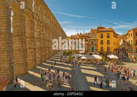 Ombre gettate da alcuni dei 167 archi dell'acquedotto romano che attraversano Plaza Azoguejo a Segovia nella regione spagnola di Castiglia e León. Foto Stock