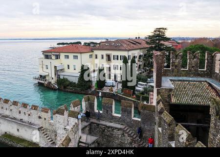 Lombardia in Italia: La vista dal Castello Scaligero di Sirmione Foto Stock