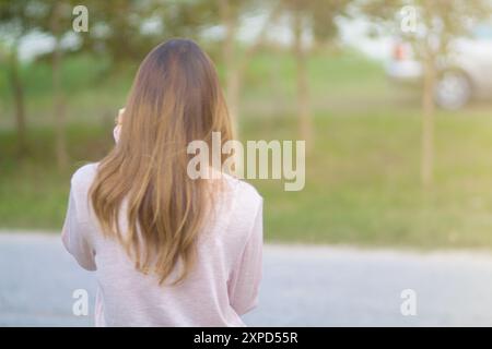 Smooth Focus, Una giovane turista asiatica, è felice di passeggiare per la Thailandia da sola, ammirando lo splendido e unico paesaggio della Thailandia. Il concetto Foto Stock