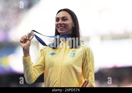 Saint Denis, Francia. 5 agosto 2024. Olimpiadi, Parigi 2024, atletica leggera, Stade de France, salto in alto, donne, Iryna Herashchenko dall'Ucraina festeggia con la sua medaglia di bronzo. Crediti: Michael Kappeler/dpa/Alamy Live News Foto Stock