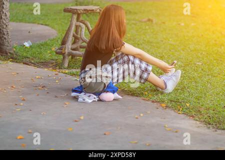 Immagine sfocata, Una donna aspetta il suo amante da sola sul corridoio del parco la sera per discutere dei problemi comuni. L'idea di aspettare da solo nella speranza Foto Stock