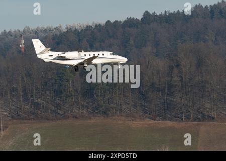 Zurigo, Svizzera, 14 gennaio 2024 YU-SVL Prince Aviation Cessna 560XL Citation XLS Aircraft sul suo ultimo avvicinamento alla pista 14 durante la ce mondiale Foto Stock