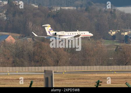 Zurigo, Svizzera, 14 gennaio 2024 il velivolo T7-CNC Gulfstream G650ER atterra sulla pista 14 durante il forum economico mondiale di Davos Foto Stock