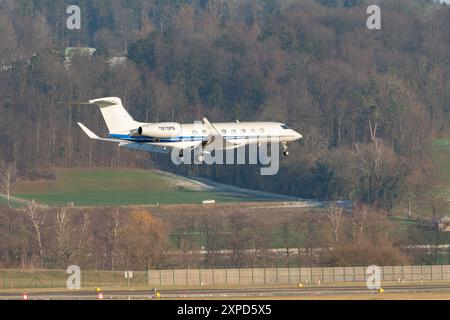 Zurigo, Svizzera, 14 gennaio 2024 N-870PS Gulfstream G650ER Aircraft atterra sulla pista 14 durante il forum economico mondiale di Davos Foto Stock