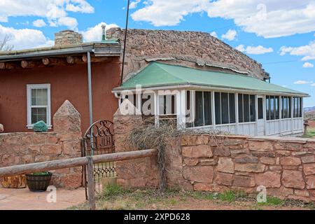 Adobe e pietra hanno costruito la casa della famiglia Hubbell presso lo storico sito storico nazionale di Hubbell Trading Post, Ganado, Arizona, aprile 2024 Foto Stock