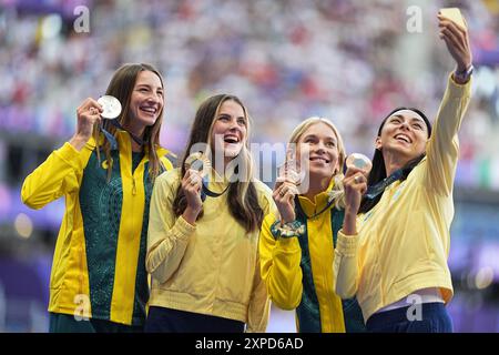 Saint Denis, Francia. 5 agosto 2024. Olimpiadi, Parigi 2024, atletica leggera, Stade de France, salto in alto, le donne, al secondo posto Nicola Olyslagers dall'Australia, al primo posto Yaroslava Mahuchich dall'Ucraina, al terzo posto Eleanor Patterson dall'Australia e al terzo posto Iryna Herashchenko dall'Ucraina (l-r) scattano un selfie durante la cerimonia della medaglia. Crediti: Michael Kappeler/dpa/Alamy Live News Foto Stock