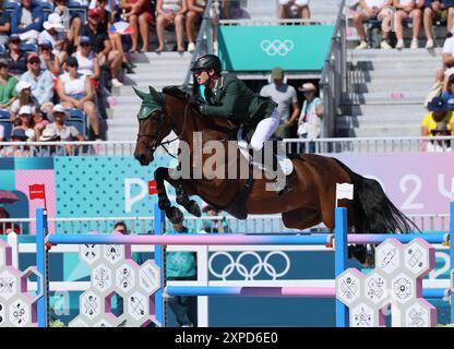 Versailles, Francia. 5 agosto 2024. Daniel Coyle dell'Irlanda, in sella a Legacy, gareggia durante la partita di qualificazione individuale di salto a cavallo ai Giochi Olimpici di Parigi 2024 a Versailles, Francia, 5 agosto 2024. Crediti: Yang lei/Xinhua/Alamy Live News Foto Stock