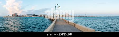 Vista panomamica di Cadice dal forte di San Sebastián e dal ponte di pietra di Cádiz, Andalusia. Foto Stock