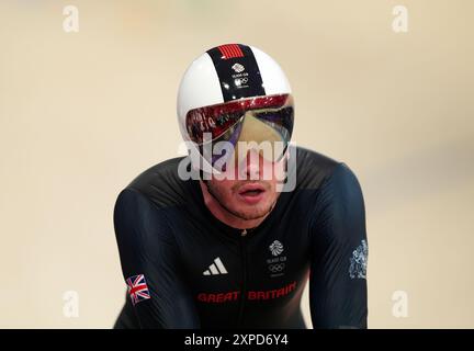 Ed Lowe della Gran Bretagna dopo le qualifiche del Team Sprint maschile durante le qualificazioni del Team Sprint maschile al Velodromo Nazionale di Saint-Quentin-en-Yvelines, nel decimo giorno dei Giochi Olimpici di Parigi 2024 in Francia. Data foto: Lunedì 5 agosto 2024. Foto Stock