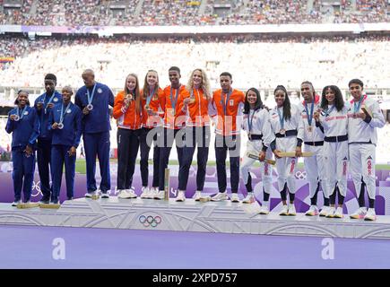 Parigi, Francia. 5 agosto 2024. 4X400 Mixed Relay medaglia d'oro Team Netherlands (C), .medaglia d'argento Team USA (L) e medaglia di bronzo Team Great Britain podio allo Stade de France durante la gara di atletica leggera dei Giochi Olimpici di Parigi 2024 a Parigi, Francia, lunedì 5 agosto 2024. Foto di Paul Hanna/UPI credito: UPI/Alamy Live News Foto Stock