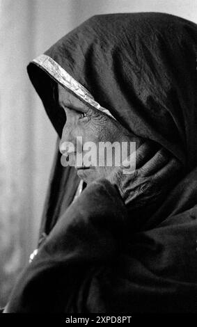 Le donne tribali Banjari si riuniscono alla Fiera dei cammelli di Pushkar ogni luna piena di novembre a Pushkar, India - 1989 Foto Stock