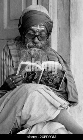 Gli uomini sacri indù conosciuti come Saddhus si riuniscono per l'annuale Fiera dei cammelli di Pushkar durante la luna piena di novembre di ogni anno a Pushkar, India - 1989 Foto Stock