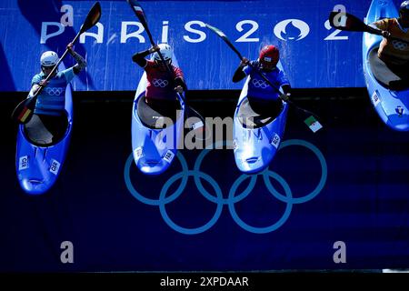 Vaires Sur Marne, Francia. 5 agosto 2024. Camille Prigent di Francia gareggia nei quarti di finale di kayak cross femminile della competizione di slalom canoa allo Stadio Nautico Vaires-sur-Marne a Vaires-sur-Marne durante i Giochi Olimpici di Parigi 2024 il 5 agosto 2024. Foto di Julien Poupart/ABACAPRESS. COM credito: Abaca Press/Alamy Live News Foto Stock