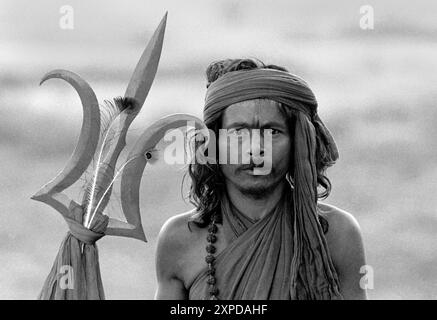 Gli uomini sacri indù conosciuti come Saddhus si riuniscono per l'annuale Fiera dei cammelli di Pushkar durante la luna piena di novembre di ogni anno a Pushkar, India - 1989 Foto Stock