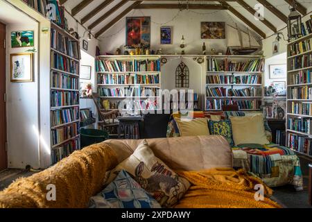 L'interno della sala lettura di Betty a Tingwall. Isole Orcadi, continente. Foto Stock