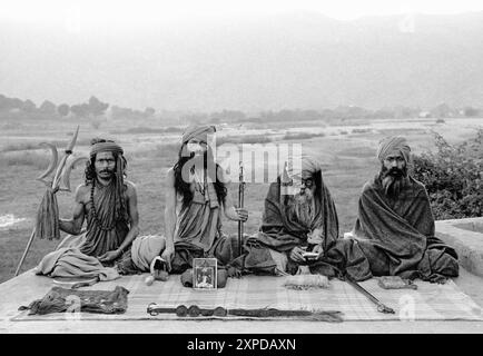 Gli uomini sacri indù conosciuti come Saddhus si riuniscono per l'annuale Fiera dei cammelli di Pushkar durante la luna piena di novembre di ogni anno a Pushkar, India - 1989 Foto Stock